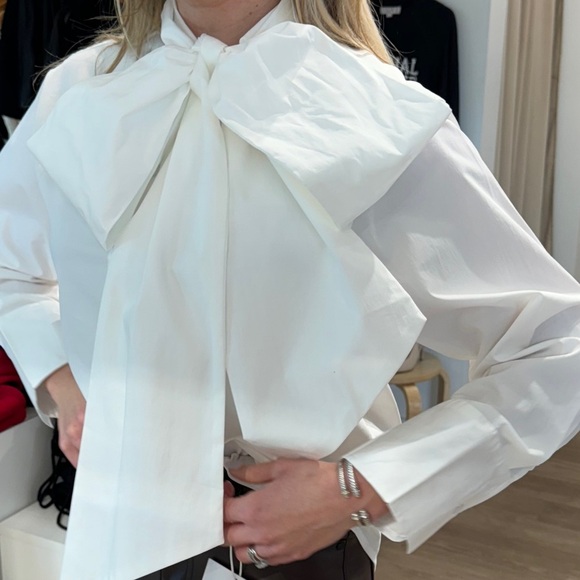 Chic White Blouse with Bow Detail - Picture 3 of 4